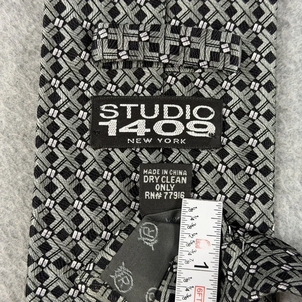 Studio 1408 New York Gray Geometric 100% Silk Tie 57x3.75 Wide Necktie